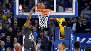 OAKLAND, CA - APRIL 08: Kevin Durant #35 of the Golden State Warriors goes up to slam dunk the ball against the New Orleans Pelicans in the first quarter of their NBA Basketball game at ORACLE Arena on April 8, 2017 in Oakland, California. NOTE TO USER: User expressly acknowledges and agrees that, by downloading and or using this photograph, User is consenting to the terms and conditions of the Getty Images License Agreement.   Thearon W. Henderson/Getty Images/AFP
 == FOR NEWSPAPERS, INTERNET, TELCOS &amp; TELEVISION USE ONLY ==