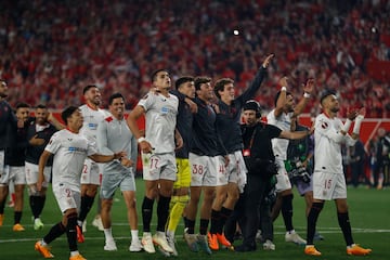 Los jugadores del Sevilla celebran la victoria y la clasificación para la final de la Europa League.