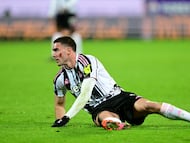 FILE PHOTO: Soccer Football - Serie A - Fiorentina v Juventus - Stadio Artemio Franchi, Florence, Italy - November 22, 2025 Juventus' Dusan Vlahovic wears red face paint during the match to raise awareness of domestic violence against women REUTERS/Daniele Mascolo/File Photo