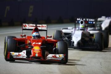 Fernando Alonso seguido de Felipe Massa.