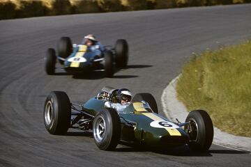 En 1965 Jim Clark y Lotus volvieron a ser campeones. En ese mismo año el piloto británico ganó también en la famosa carrera de las 500 millas de Indianápolis. Para ello debió ausentarse del prestigioso Gran Premio de Fórmula 1 de Mónaco. Sin embargo hizo historia al triunfar por primera vez en esa carrera con un automóvil con el motor colocado detrás del piloto. En la imagen en el GP de Países Bajos.