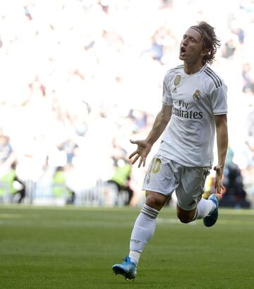 Real Madrid 3-0 Granada | Imparable el disparo del centrocampista croata, Valverde la movi¨®, Hazard dio el pase y Modric, en la frontal, levant¨® la cabeza y la puso en la escuadra.