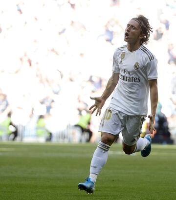 Real Madrid 3-0 Granada | Imparable el disparo del centrocampista croata, Valverde la movió, Hazard dio el pase y Modric, en la frontal, levantó la cabeza y la puso en la escuadra. 


