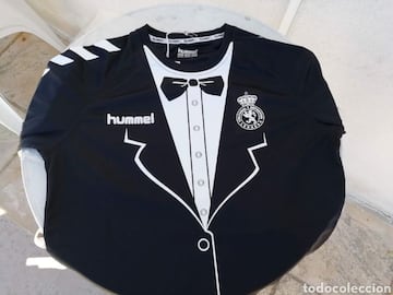 La Cultural Deportiva Leonesa llam la atencin en Segunda Divisin B de Espa?a con la presentacin de su nueva camiseta en la temporada 2015. El equipo de Len lanz una vestimenta que se pareca a un esmoquin. Esta indumentaria fue utilizada en un torneo para apoyar a la industria minera y atraer todas las miradas de todos los aficionados. Cabe destacar que el V-Varen Nagasaki de la segunda divisin japonesa luci una equipacin idntica para celebrar su dcimo aniversario, copiando la idea de la Cultural Leonesa. Una camiseta donde los jugadores cuando salan al terreno de juego, iban de gala.