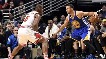 Mar 2, 2017; Chicago, IL, USA; Golden State Warriors guard Stephen Curry (30) is defended by Chicago Bulls forward Cristiano Felicio (6) during the second quarter at the United Center. Mandatory Credit: David Banks-USA TODAY Sports