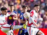 BARCELONA, 22/03/2026.- El jugador del FC Barcelona Pedro González y el jugador del Rayo Vallecano Unai López, durante el partido de la jornada 29 de LaLiga EA Sports en el Camp Nou entre el Barcelona y el Rayo Vallecano, este domingo. EFE/ Alejandro Garcia