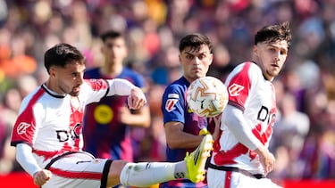 BARCELONA, 22/03/2026.- El jugador del FC Barcelona Pedro González y el jugador del Rayo Vallecano Unai López, durante el partido de la jornada 29 de LaLiga EA Sports en el Camp Nou entre el Barcelona y el Rayo Vallecano, este domingo. EFE/ Alejandro Garcia