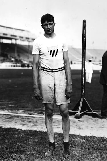 Destacó en los ahora desaparecidos saltos sin carrera, concretamente en altura, longitud y triple.