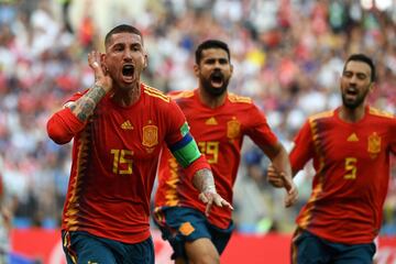 Sergio Ramos celebra el 1-0 de Sergey Ignashevich en propia puerta. 