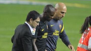 <b>EL ÚLTIMO. </b>Abidal abandona El Molinón tras una contractura en el bíceps femoral.