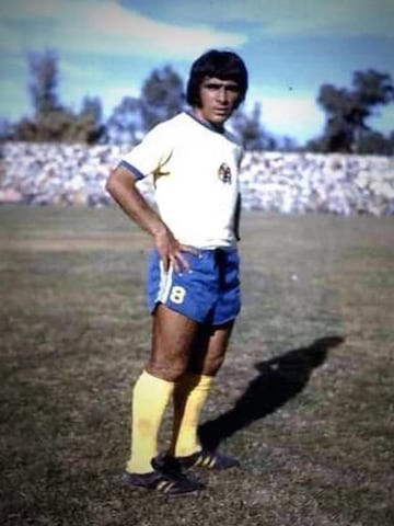 El máximo ídolo americanista. Carlos Reinoso, bautizado por Ángel Fernández como ‘El gran chaparral’, es considerado como uno de los mejores futbolistas extranjeros que han militado en el fútbol mexicano. Fue campeón con América como jugador y técnico. Nació en Santiago de Chile, el 7 de marzo de 1945.