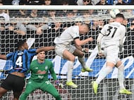 Napoli's Dutch defender #31 Sam Beukema (R) heads the ball to score his team's first goal during the Italian Serie A football match between Atalanta and Napoli at New Balance Arena in Bergamo on February 22, 2026. (Photo by Isabella BONOTTO / AFP)