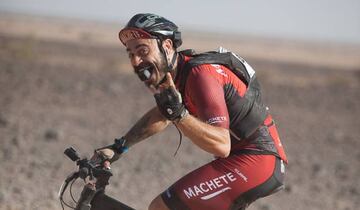 Valentí Sanjuan grabando imágenes para su documental de la Titan Desert en plena carrera.