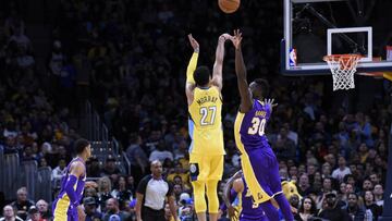 DEV01. DENVER (ESTADOS UNIDOS), 02/12/2017.- Jamal Murray (i) de los Denver Nuggets en acción ante Julius Randle (d) de los Los Angeles Lakers durante el partido entre los Denver Nuggets y Los Angeles Lakers que se disputa hoy, sábado 02 de diciembre de 2017, en el Pepsi Center de Denver (EE.UU.) EFE/Todd Pierson