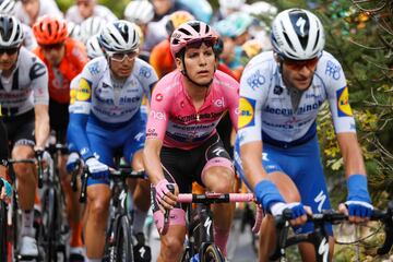 Equipo Deceuninck - El piloto de Quick-Step, el portugués Joao Almeida, vestido con el maillot rosa de líder general, participa en la novena etapa de la carrera ciclista Giro de Italia 2020, una ruta de 207 kilómetros entre San Salvo y Roccaraso 