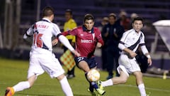 Juan Espinoza (C) of Chile&#039;s Universidad Catolica competes for the ball with Ignacio Gonzalez (R) and Matias Velazquez of Uruguay&#039;s Danubio during their Copa Sudamericana soccer match in Montevideo, August 19, 2015. REUTERS/Andres Stapff