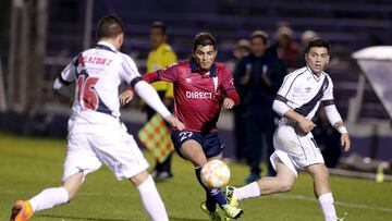 Juan Espinoza (C) of Chile's Universidad Catolica competes for the ball with Ignacio Gonzalez (R) and Matias Velazquez of Uruguay's Danubio during their Copa Sudamericana soccer match in Montevideo, August 19, 2015. REUTERS/Andres Stapff