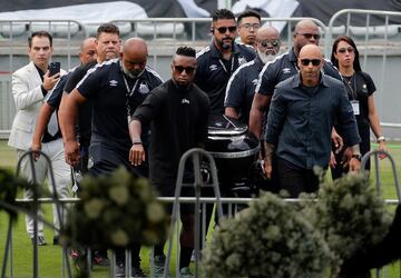 El f¨¦retro de Edson Arantes do Nascimento llega al estadio Vila Belmiro.