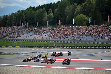 Los pilotos toman la salida del Gran Premio de Austria de MotoGP en el circuito Red Bull Ring de Spielberg.