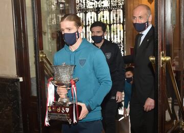 Muniain llega a la Diputación con el trofeo en las manos. 