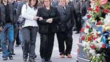 <b>CORTEJO. </b>Carles Puyol, a la izquierda, marcha con su familia.