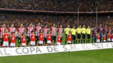 <b>LA FIESTA DEL FÚTBOL. </b>Los onces iniciales del Athletic y el Barça se disponen a escuchar el himno de España y posan antes del inicio de la final.