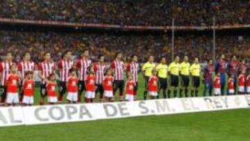 <b>LA FIESTA DEL FÚTBOL. </b>Los onces iniciales del Athletic y el Barça se disponen a escuchar el himno de España y posan antes del inicio de la final.