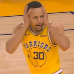 Curry hace un mate, se queda celebrando y su rival le mete un 2+1...