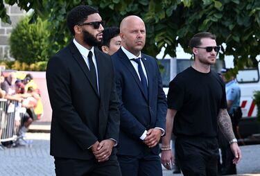 Arne Slot llega al funeral de Diogo Jota y su hermano André Silva en la Igreja Matriz de Gondomar el 5 de julio de 2025 en Gondomar, Portugal.