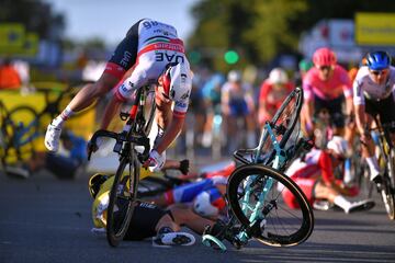 Grave caída del neerlandés Fabio Jakobsen (Deceuninck) al ser cerrado por su compatriota Groenewegen (Jumbo) que provocó una montonera en la línea de meta.