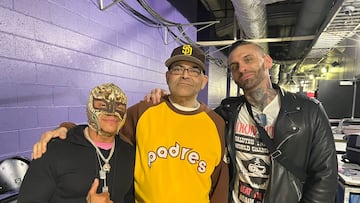 Rey Mysterio (izq), Konnan (centro) y Corey Graves (der), se encuentran en el backstage de Smackdown.