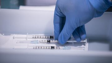 Un sanitario manipula una jeringa con la vacuna de Pfizer / BioNtech contra la Covid-19.
