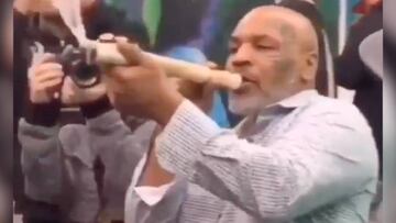 Mike Tyson fuma un porro gigante de marihuana.