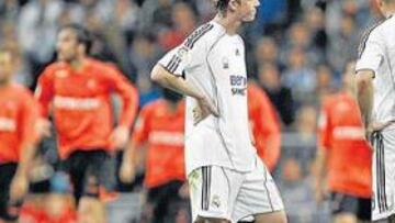 <b>OCASIÓN. </b>Raúl tropieza con el gran Pinto. Olía a gol.