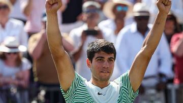 Spain's Carlos Alcaraz celebrates after winning against Australia's Alex de Minaur at the end of their men's singles final match at the Cinch ATP tennis Championships at Queen's Club in west London on June 25, 2023. (Photo by Adrian DENNIS / AFP)