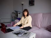 DVD1301 (23/01/26). Cervo (Lugo). Comunidades. Violencia contra las mujeres. Caso Maruxaina. Paloma, quién investigó los hechos ocurridos durante la grabación de vejatoria a mujeres en la fiesta de A Maruxaina en San Cibrao, muestra la documentación que ella misma ha recopilado y que no ha sido investigada judicialmente antes de cerrar el caso./ ÓSCAR CORRAL (EL PAÍS).