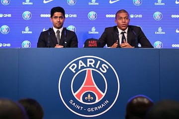Kylian Mbappé durante la rueda de prensa junto al presidente del PSG Nasser Al-Khelaifi.