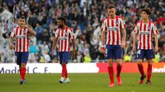 Los jugadores del Atl&eacute;tico se lamentan tras la derrota en el Santiago Bernab&eacute;u. 