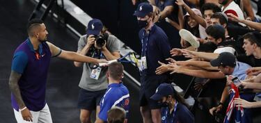 Kyrgios regala su raqueta... o lo que queda de ella