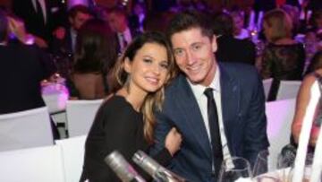 Lewandowski, con su mujer en una entrega de premios.