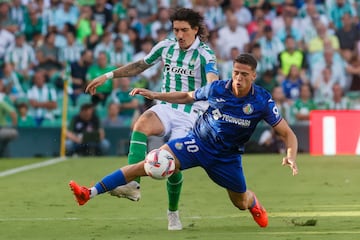 SEVILLA, 18/09/2024.-El defensa del Betis Héctor Bellerín y el delantero turco del Getafe Bertug Ozgur, durante el partido de la jornada 3 de LaLiga disputado este miércoles en el estadio Benito Villamarín de Sevilla. EFE/ José Manuel Vidal
