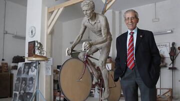 Federico Martín Bahamontes posa junto a su estatua en el taller de Valencia donde se elabora.
