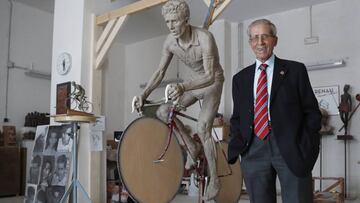 Federico Mart&iacute;n Bahamontes posa junto a su estatua en el taller de Valencia donde se elabora.