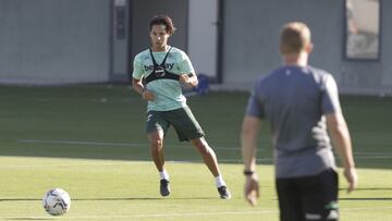 Diego Lainez, en un entrenamiento.