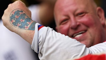 A England supporter poses with a Three Lions tattoo prior to the UEFA Euro 2024 quarter-final football match between England and Switzerland at the Duesseldorf Arena in Duesseldorf on July 6, 2024. (Photo by Adrian DENNIS / AFP)