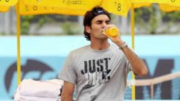 Roger Federer se refresca.