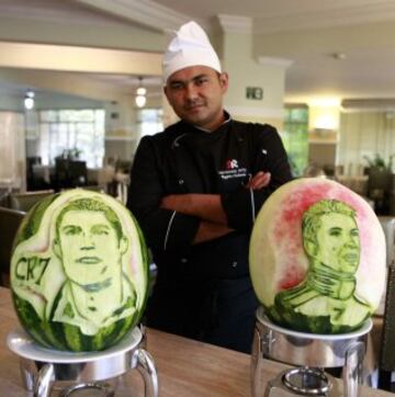 El talento del Chef Rogerio Holanda transforma las sandías en obras de arte talladas con los retratos de Messi, Cristiano Ronaldo y Neymar, todo un arte para admirar y degustar.