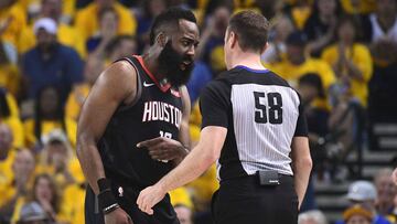 James Harden dicute con Josh Tiven, &aacute;rbitro del Golden State Warriors-Houston Rockets.