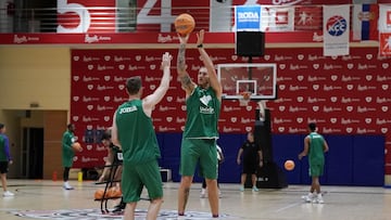 Osetkowski afina la puntería en el entrenamiento del Unicaja en Belgrado.