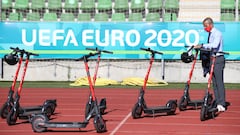 La selección española se desplaza en patinete eléctrico